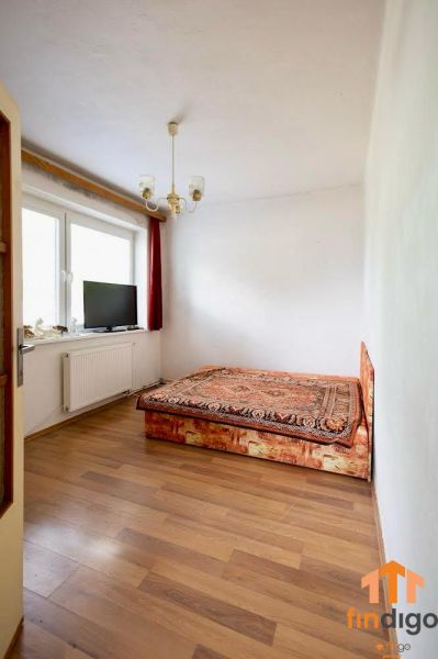 PREDAJ - Rodinný dom s priestranným pozemkom 2266 m² - Veľký Kýr - Izba v rodinnom dome s posteľou, oknom a podlahou s dreveným dekorom.