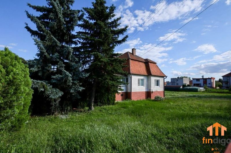 PREDAJ - Rodinný dom s priestranným pozemkom 2266 m² - Veľký Kýr - Rodinný dom na Staničnej ulici vo Veľkom Kýre obklopujú vzrostlé stromy a trávnatý pozemok.