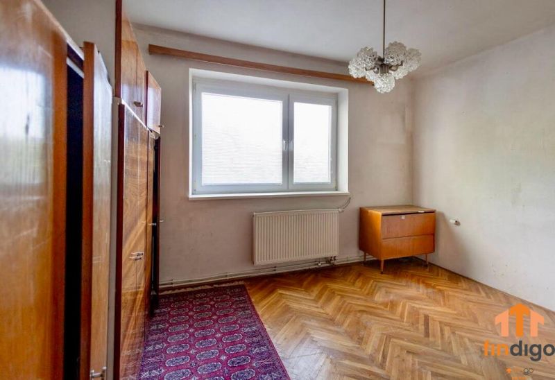 PREDAJ - Rodinný dom s priestranným pozemkom 2266 m² - Veľký Kýr - Izba s podlahou s dreveným dekorom a nábytkom v rodinnom dome.