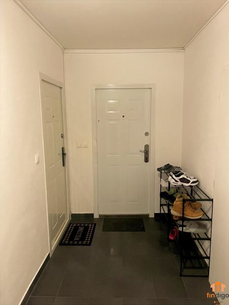 PRENÁJOM - 2-izbový priestranný byt, terasa a parkovanie, Svätoplukovo - Vstupná predsieň 2-izbového bytu s topánkami na čiernej polici.