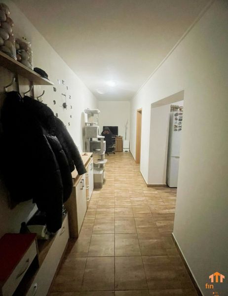 PRENÁJOM - 2-izbový priestranný byt, terasa a parkovanie, Svätoplukovo - Chodba so vstavanými skrinkami a vešiakmi v 2-izbovom byte s podlahou s dreveným dekorom.