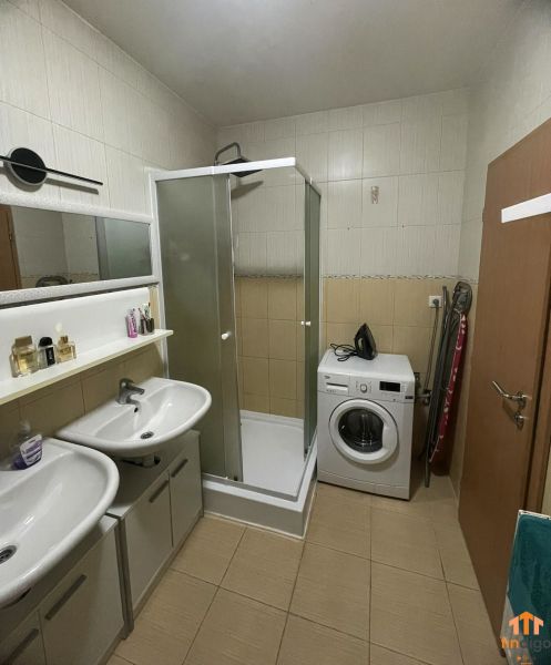 PRENÁJOM - 2-izbový priestranný byt, terasa a parkovanie, Svätoplukovo - Kúpeľňa v 2-izbovom byte s dvomi umývadlami, sprchovacím kútom a práčkou.