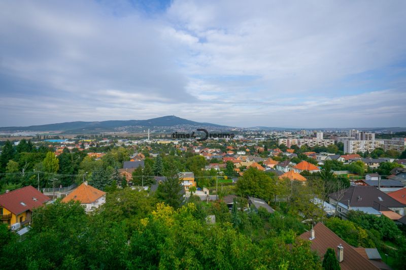 NA PREDAJ 3-izbový byt na Zvolenskej ulici - Pohľad na Nitra - Klokočina zo Zvolenskej ulice s výhľadom na 3-izbové byty.