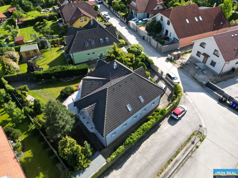 ,,,EXKLUZÍVNE,,,PREDAJ PRIESTRANNÉHO 5 IZB.RD V PEZINKU / LIMBACH - Letecký pohľad na rodinný dom na Fajgalskej ceste v Limbachu, obklopený zeleňou.