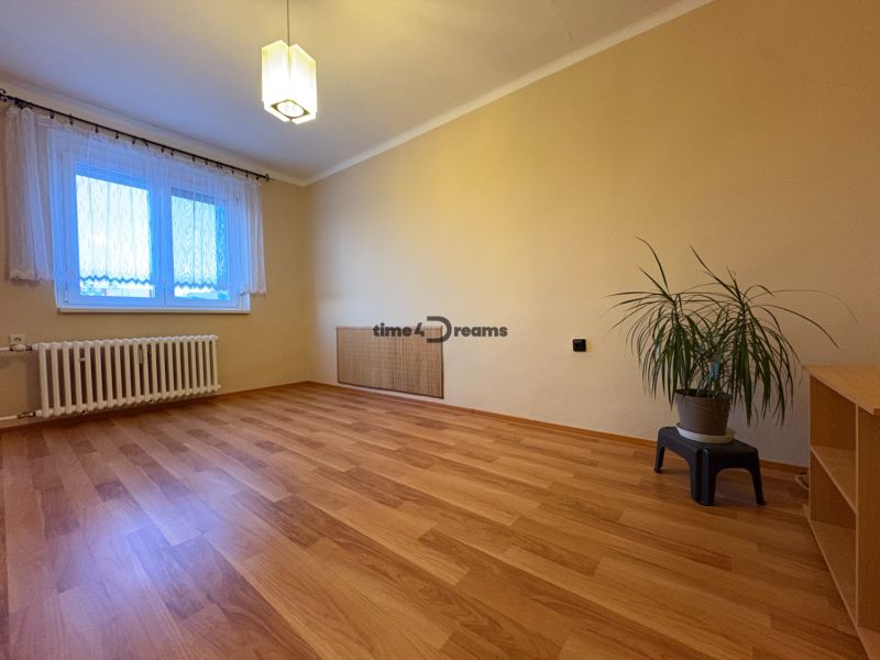Na predaj: CENTRUM 3 izb.byt + LOGGIA + KLÍMA + PIVNICA - Izba v 3-izbovom byte s podlahou s dreveným dekorom a izbovou rastlinou.