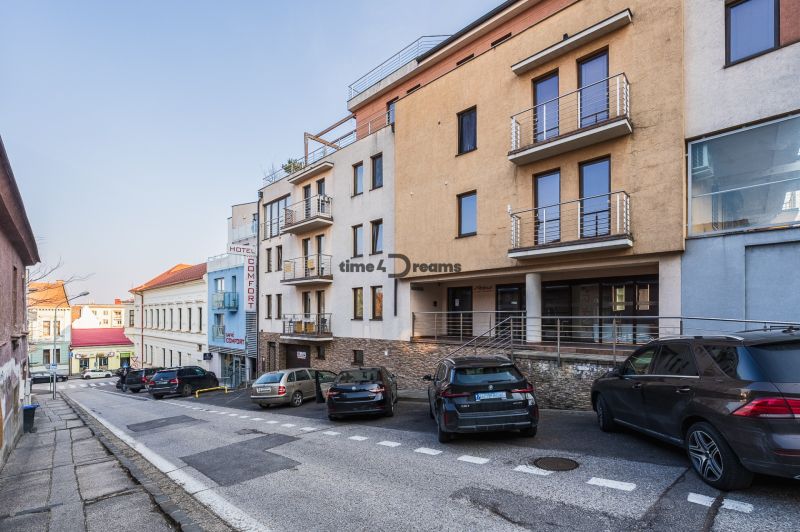 NA PRENÁJOM Luxusný 3-izbový byt v centre mesta NITRA - Mestská ulica v Nitre s obytnými budovami pri 3-izbovom byte.