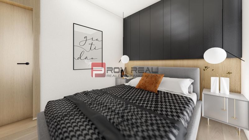 Ráno vlak. Večer terasa - 3-izbový byt Rezidencia Potôčik - Spálňa v 2-izbovom byte s podlahou s dreveným dekorom, elegantným nábytkom a dekoráciami.