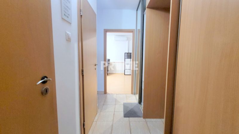 Pekný 2i byt, REKONŠTRUKCIA, 2 x SAMOSTATNÁ IZBA, KLÍMA,Osuského ulica - Chodba v 2-izbovom byte s dlažbou, drevenými skriňami a matnými dverami.