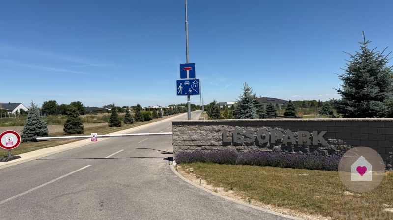 Stavebný pozemok na predaj – Kvetoslavov, 2 500 m² - súkromná ulica