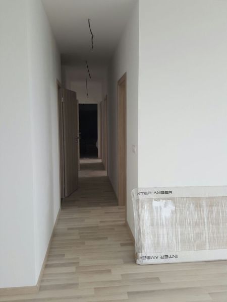 4 izbový byt 150 m2 novostavba Petržalka v Slnečniciach  s terasou, 2x - Chodba v 4-izbovom byte s podlahou s dreveným dekorom a neosadenými svietidlami.