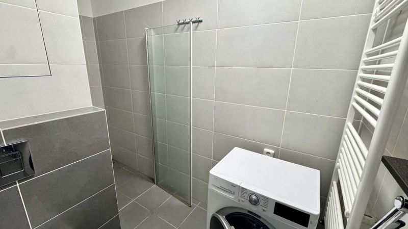 4 izbový byt 150 m2 novostavba Petržalka v Slnečniciach  s terasou, 2x - Kúpeľňa so sprchovacím kútom, práčkou a svetlými obkladmi v 4-izbovom byte.