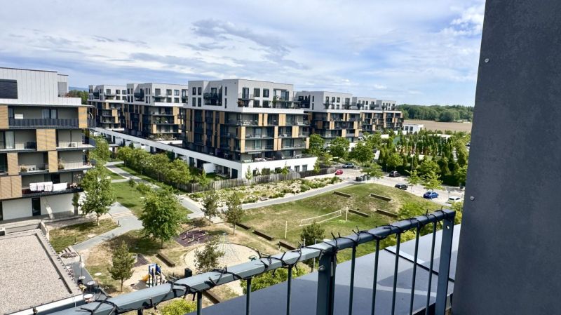4 izbový byt 150 m2 novostavba Petržalka v Slnečniciach  s terasou, 2x - Pohľad na 4-izbový byt v Bratislave V na Žltej ulici s ihriskom.