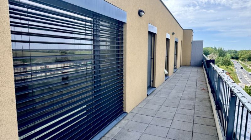 4 izbový byt 150 m2 novostavba Petržalka v Slnečniciach  s terasou, 2x - Balkón 4-izbového bytu na Žltej ulici v Bratislave V s výhľadom na cestu.