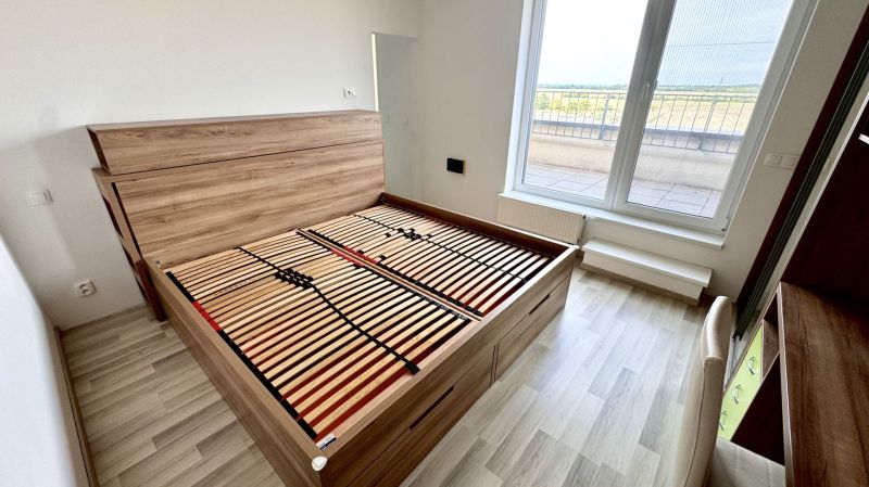 4 izbový byt 150 m2 novostavba Petržalka v Slnečniciach  s terasou, 2x - Spálňa v 4-izbovom byte s dreveným nábytkom a podlahou s dreveným dekorom.