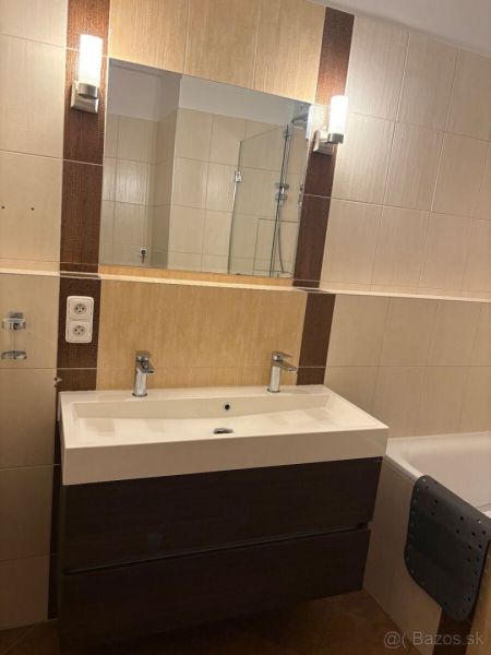 4 izbový byt 120 m2 Ružová dolina, Ružinov, 1x podzemné´parkovanie - Kúpeľňa so zrkadlom a umývadlom v 4-izbovom byte.