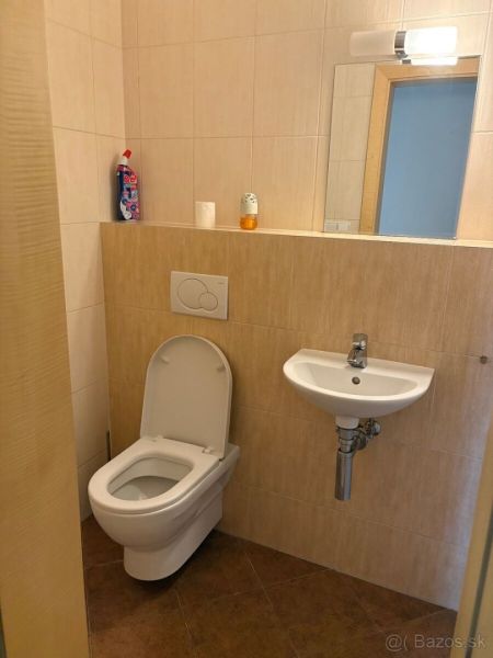 4 izbový byt 120 m2 Ružová dolina, Ružinov, 1x podzemné´parkovanie - Kúpeľňa so záchodom a umývadlom v 4-izbovom byte, svetlé obklady a dlažba.