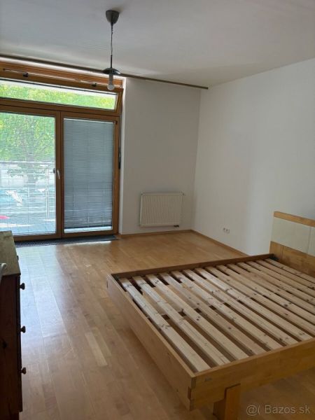 4 izbový byt 120 m2 Ružová dolina, Ružinov, 1x podzemné´parkovanie - Spálňa so svetlou podlahou s dreveným dekorom a posteľou v 4-izbovom byte.