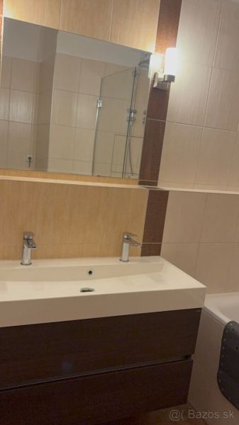 4 izbový byt 120 m2 Ružová dolina, Ružinov, 1x podzemné´parkovanie - Kúpeľňa s dvojumývadlom a veľkým zrkadlom v 4-izbovom byte.