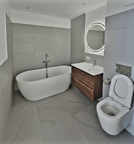 PREDAJ ELEGANTNÝ 2-IZBOVÝ BYT S BALKÓNOM A PARKOVANÍM V RAČI - Kúpeľňa s voľne stojacou vaňou, umývadlom a toaletou v 2-izbovom byte.