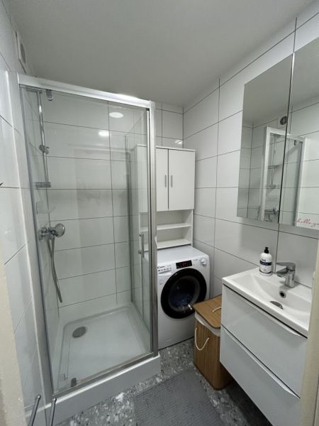 Na prenájom pekný, zariadený 2. izbový byt, sídlisko 2., Prešov - Kúpeľňa v 2-izbovom byte s práčkou, sprchovým kútom a bielym nábytkom.