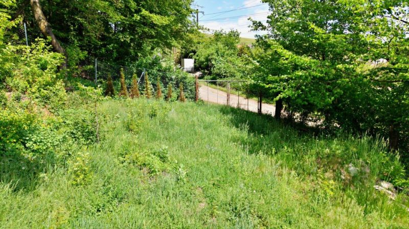 Pozemok 1066m2, Obišovce - Trávnaté pozemky - bývanie v Obišovciach s oplotením a okolím plným zelene.