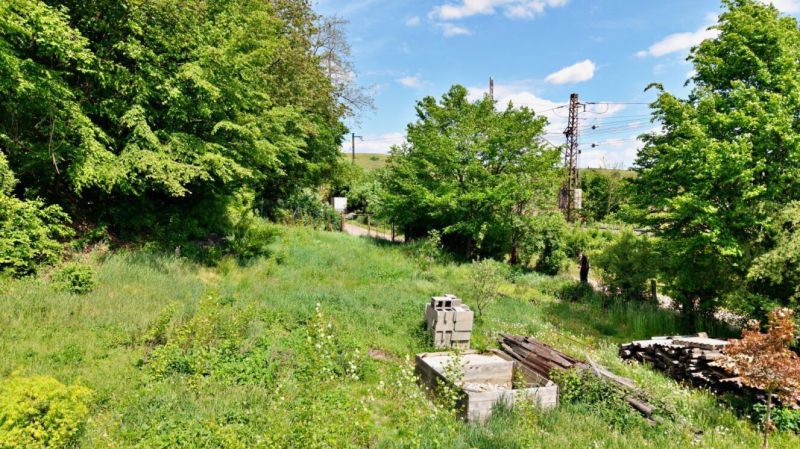Pozemok 1066m2, Obišovce - Zeleň a stavebný materiál na pozemkoch - bývanie v Obišovciach.