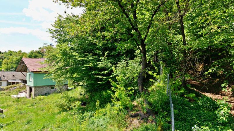 Pozemok 1066m2, Obišovce - Dom v Obišovciach obklopený lesom, Pozemky - bývanie, príroda a zeleň.