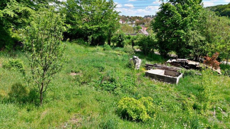 Pozemok 1066m2, Obišovce - Zeleň a stavebný materiál na pozemku v Obišovciach vhodnom pre bývanie.