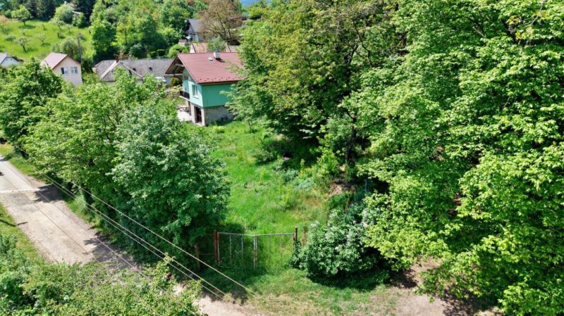 Pozemok 1066m2, Obišovce - Zeleň a dom v oblasti Obišovce vhodné pre pozemky - bývanie.