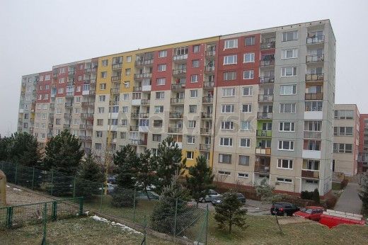 3 izbový byt 75m2, ul.Bruselská, Košice- Ťahanovce - Bytový dom na Bruselskej ulici v časti Košice I s farebnou fasádou.