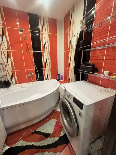 3 izbový byt 75m2, ul.Bruselská, Košice- Ťahanovce - Kúpeľňa s vaňou a práčkou, výrazné oranžové obklady, miesto v 3-izbovom byte.