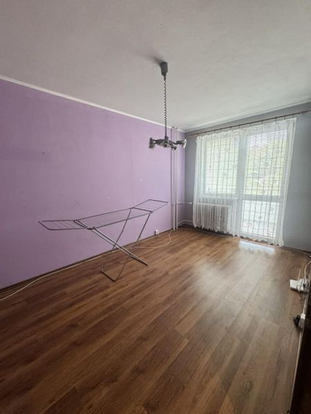3 izbový byt 75m2, ul.Bruselská, Košice- Ťahanovce - Fialová stena, sušiak, podlaha s dreveným dekorom, okno so záclonami.