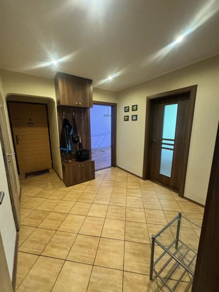 3 izbový byt 75m2, ul.Bruselská, Košice- Ťahanovce - Chodba v 3-izbovom byte s dlažbou, dreveným nábytkom a osvetlením.