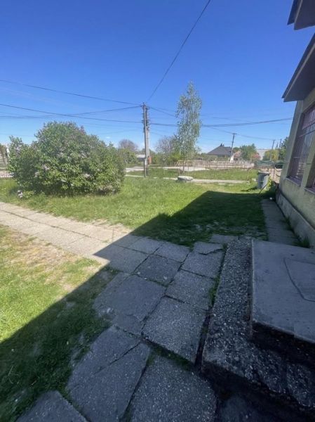 Postavte si dom alebo podnikajte - Záhrada v Ondrejovciach so zeleným trávnikom a chodníkom z dlažby. Pozemky - bývanie.