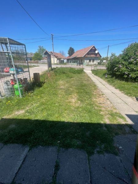 Postavte si dom alebo podnikajte - Záhrada v Ondrejovciach s domami v Pozemkoch - bývanie, slnečný deň, zeleň a ploty.