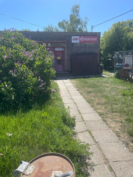 Postavte si dom alebo podnikajte - Cesta k potravinám v Ondrejovciach obklopená zeleňou a kvitnúcou lila. Pozemky - bývanie.