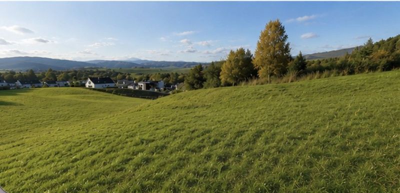 Investičný pozemok na Dolnej Mičinej - Kopcovitá krajina so zeleňou a scenériou Zvláštnych nehnuteľností v Dolnej Mičinej.