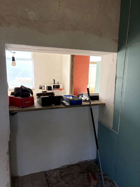 INVESTIČNÁ PRÍLEŽITOSŤ– centrum mesta | podnikanie, bývanie - Rekonštrukcia kuchyne v rodinnom dome s náradím a nástrojmi na bare.