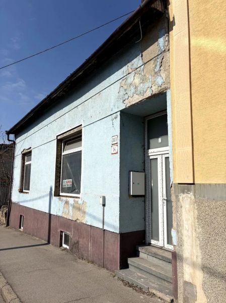 INVESTIČNÁ PRÍLEŽITOSŤ– centrum mesta | podnikanie, bývanie - Modrý rodinný dom na Michalskej bašte v Nových Zámkoch s opotrebovanou fasádou.