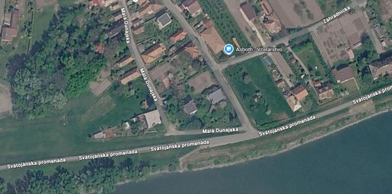 EXKLUZÍVNA PRÍLEŽITOSŤ PRI DUNAJI – POZEMOK V OBCI MOČA - Letecký pohľad na Pozemky - bývanie v Moči, ulicami Malá Dunajská a Svatojánska promenáda.