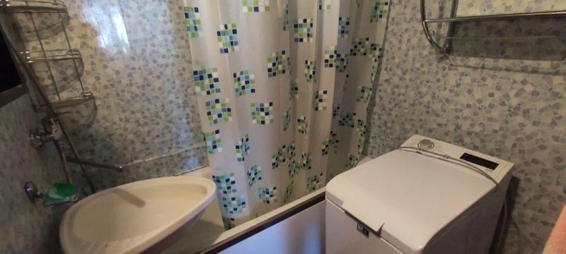 Prenájom 2 izbový byt Poprad - loggia - Kúpeľňa so sprchovým kútom a práčkou v 2-izbovom byte, obložená mozaikovými obkladmi.