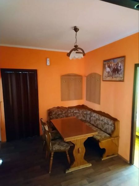 Prenájom 2 izbový byt Poprad - loggia - Rohová lavica a stôl v 2-izbovom byte s podlahou s dreveným dekorom.