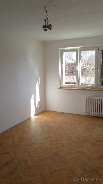 Na predaj priestranný 2-izbový byt 56m2– Košice, Lomená ulica - Svetlá izba s oknom a podlahou s dreveným dekorom v 2-izbovom byte.