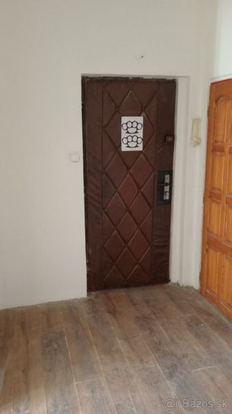 Na predaj priestranný 2-izbový byt 56m2– Košice, Lomená ulica - Dvere s podlahou s dreveným dekorom v 2-izbovom byte.
