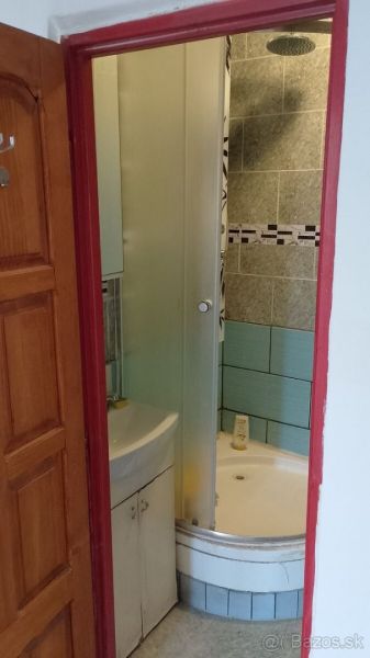Na predaj priestranný 2-izbový byt 56m2– Košice, Lomená ulica - Kúpeľňa v 2-izbovom byte s vaňou a sprchou, klzáky na stenách.