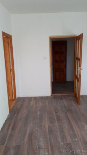 Na predaj priestranný 2-izbový byt 56m2– Košice, Lomená ulica - Dvere a podlaha s dreveným dekorom v 2-izbovom byte.