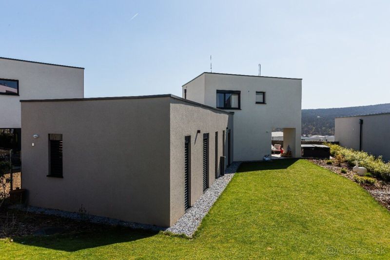 Predaj LUXUSNÁ VILA v prémiovej lokalite Myslava – Villa Park - Rodinný dom na ulici Na Kope v Košiciach II s okolím záhrady.