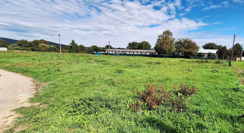 Na predaj priestranný pozemok v rozlohách – 3 000 m² alebo 2000 m²  v  - Zelená plocha a budovy v Čaklove, Zvláštne nehnuteľnosti, pod modrou oblohou s oblakmi.