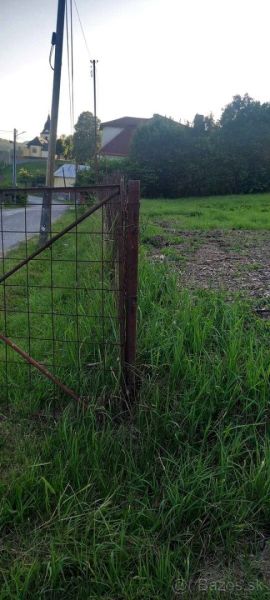 Na predaj stavebné pozemky - 7 500 m² v obci Zubné. - Brána s plotom a zeleným pozemkom v obci Zubné, Zvláštne nehnuteľnosti.