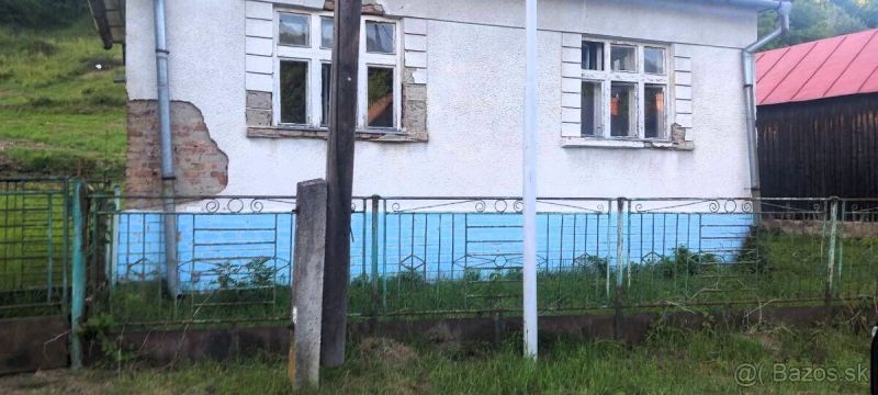 Na predaj stavebné pozemky - 7 500 m² v obci Zubné. - Stará budova s opadávajúcou omietkou a plotom v Zvláštnych nehnuteľnostiach v Zubnom.